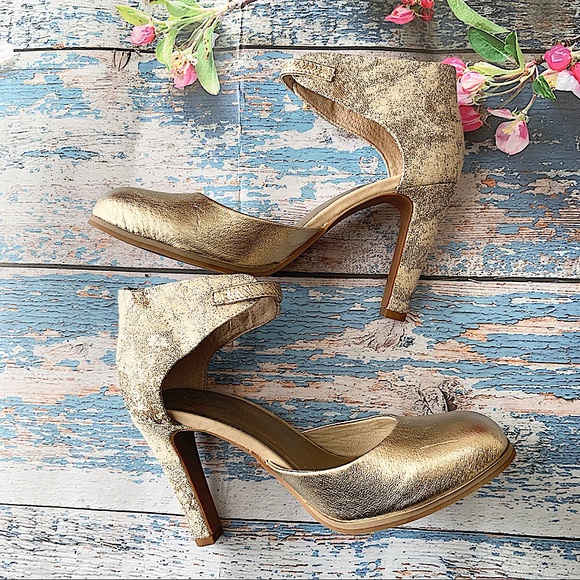 Seychelles Shoes - SEYCHELLES Hopeful Gold Metallic Leather Heels 6